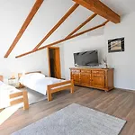 Tatil Evi Urbana With Pool