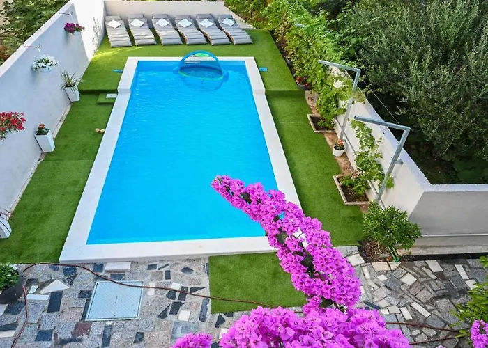 Urbana With Pool Ferienhaus