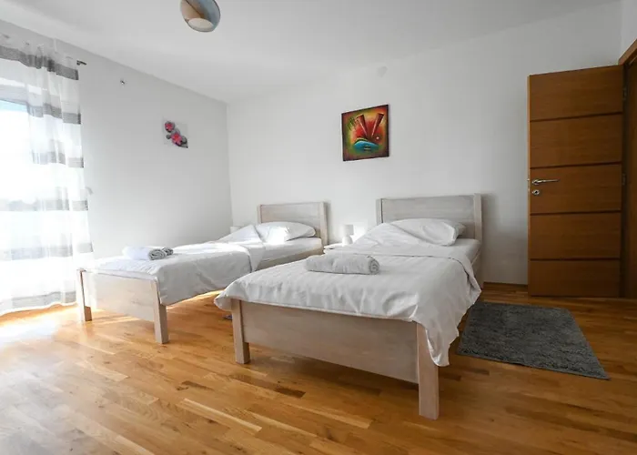 Urbana With Pool Ferienhaus