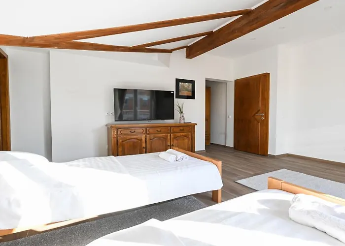 Urbana With Pool Ferienhaus