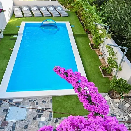 Urbana With Pool Holiday home