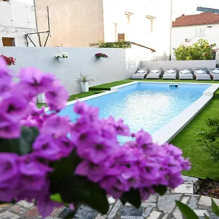 Urbana With Pool