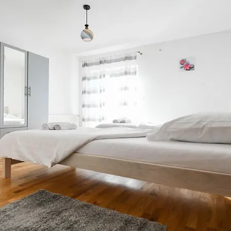 Urbana With Pool Casa vacanze Zara