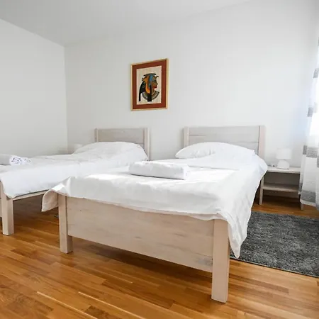 Urbana With Pool Holiday home *