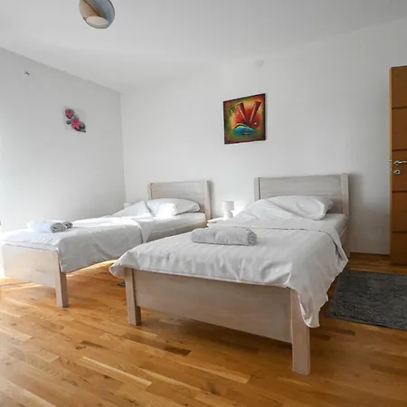 Urbana With Pool Holiday home