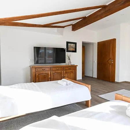 Urbana With Pool Holiday home