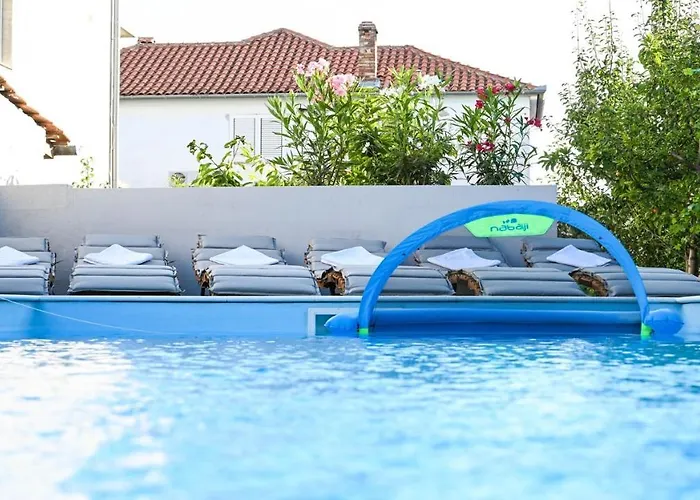 Urbana With Pool *