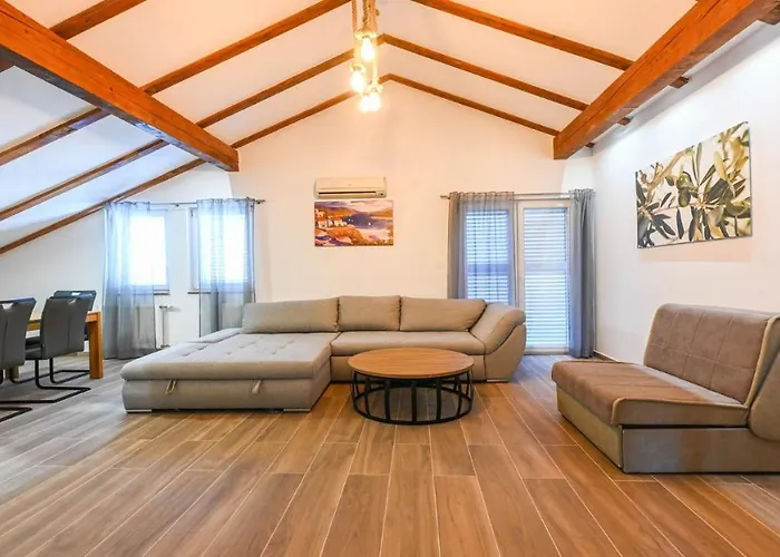 Vikendica Urbana With Pool