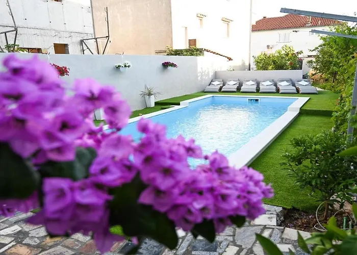 Urbana With Pool