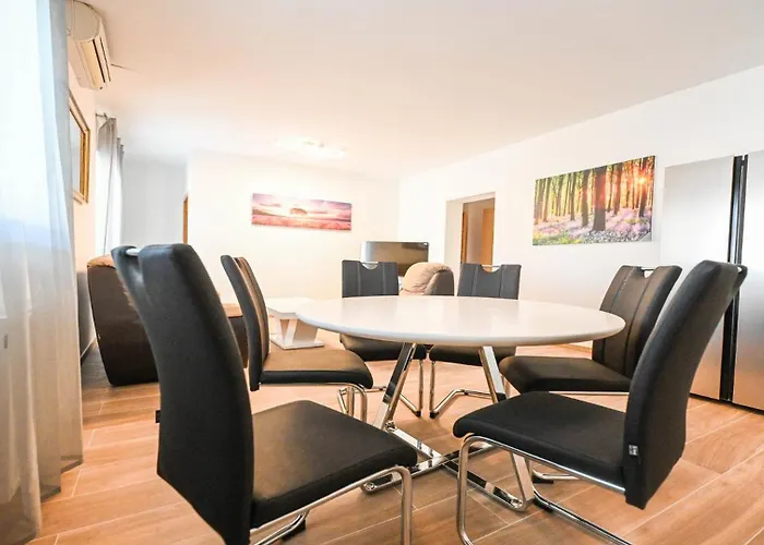 Vikendica Urbana With Pool Zadar