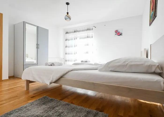 Urbana With Pool Vikendica Zadar