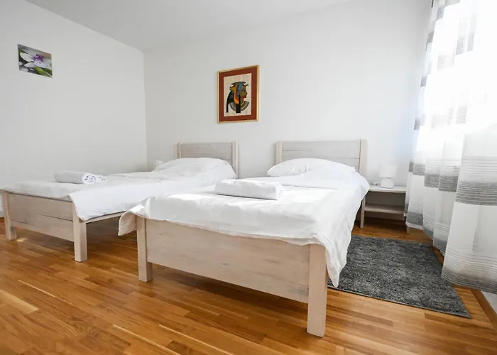 Urbana With Pool Vikendica *