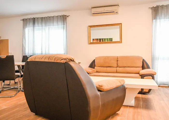 Urbana With Pool Zadar