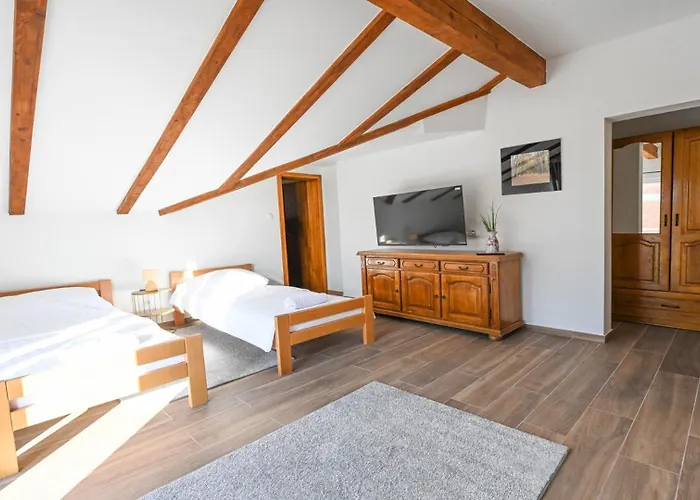 Vikendica Urbana With Pool