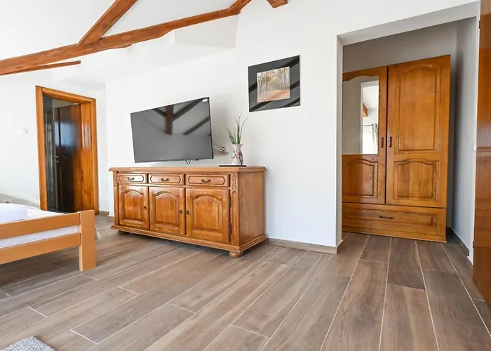 Urbana With Pool Vikendica